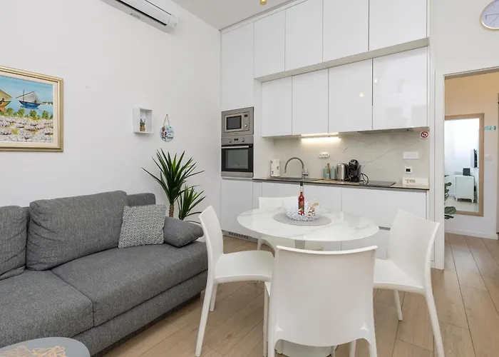 Deluxe One-Bedroom Apartment